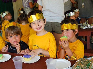 sesame boys eating-cake